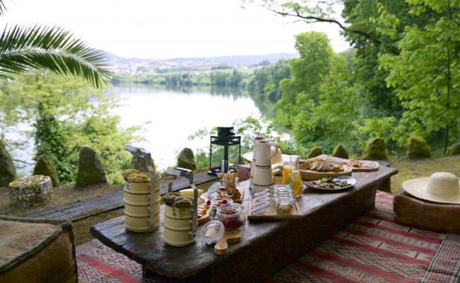 HotelPortugalSix Senses Douro ValleyPicnic by the river