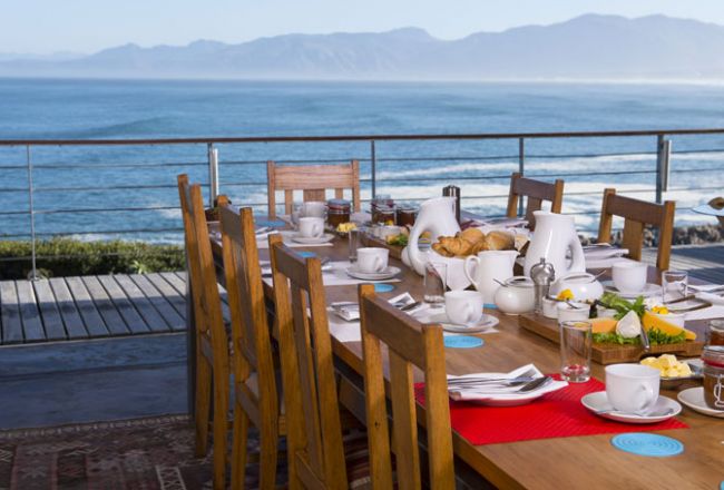 Whalesong Lodge - Frühstückstisch mit Ausblick