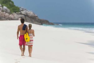 SeychellenSeychellen Couple on Beach